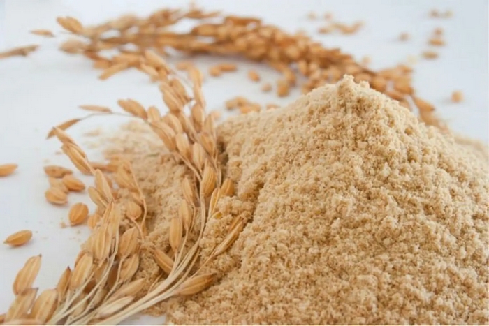 Cám gạo, lúa là hai thức ăn cho gà đá Thomo thiết yếu, cung cấp chất xơ và protein, tinh bột tốt 